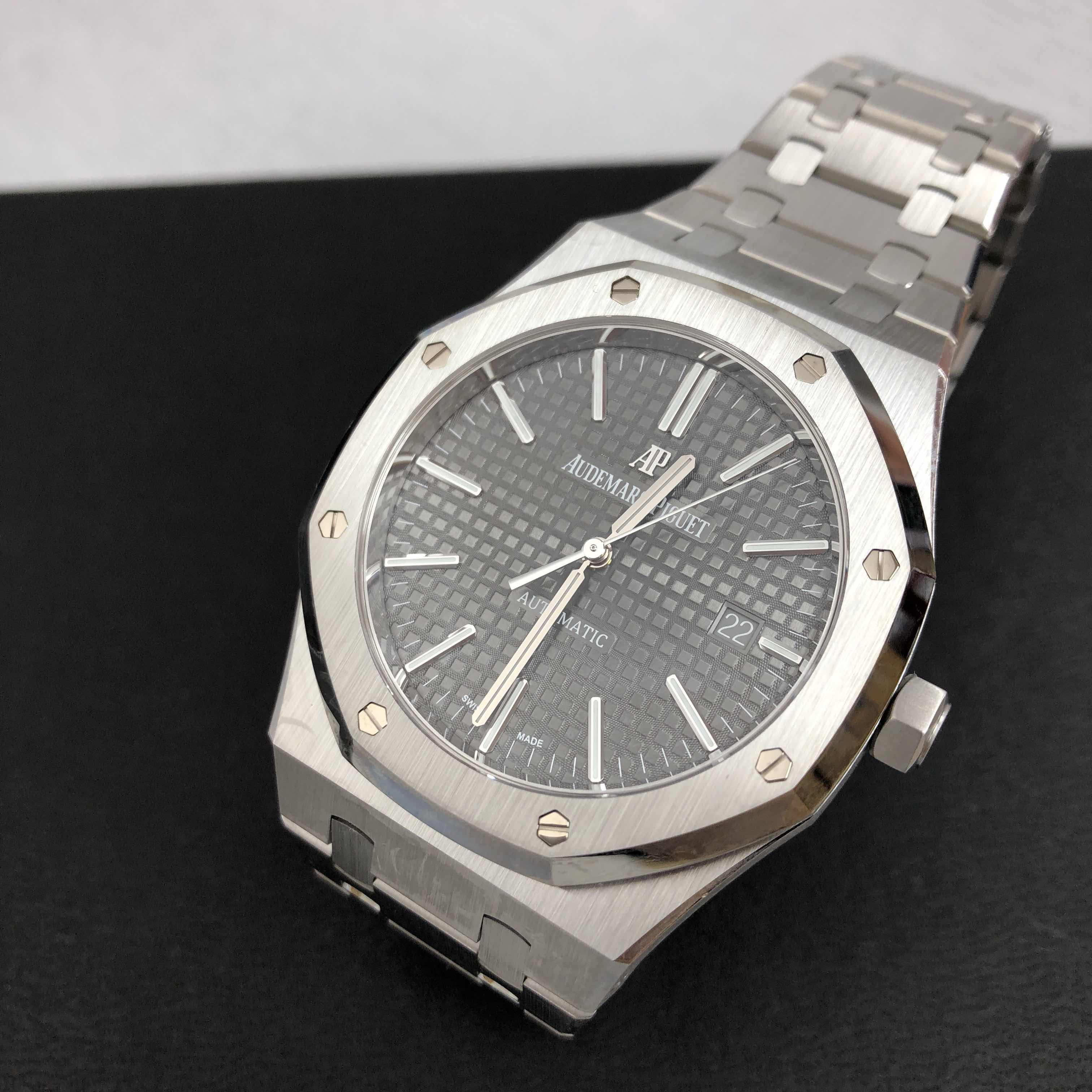 Audemars Piguet 15400ST.OO.1220ST.04 7