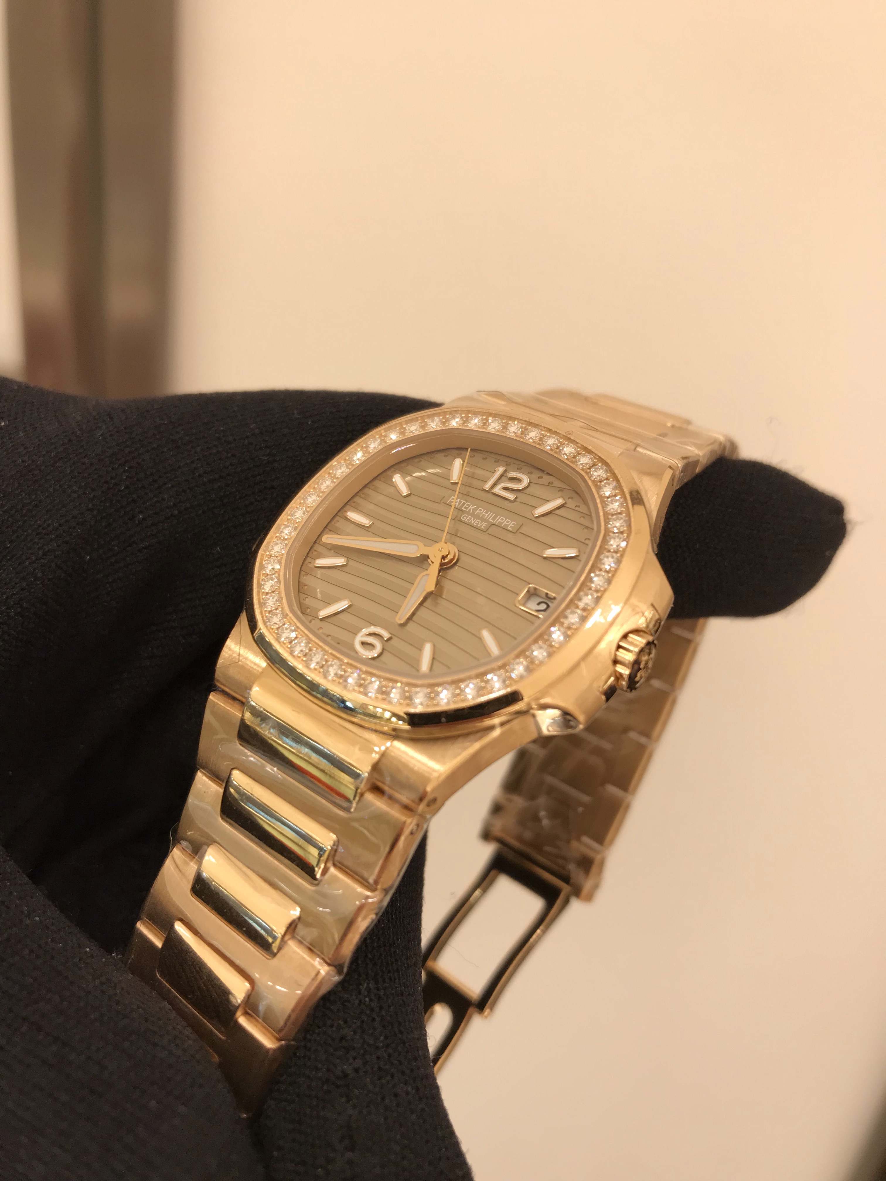 Patek Philippe 7010/1R-012 8