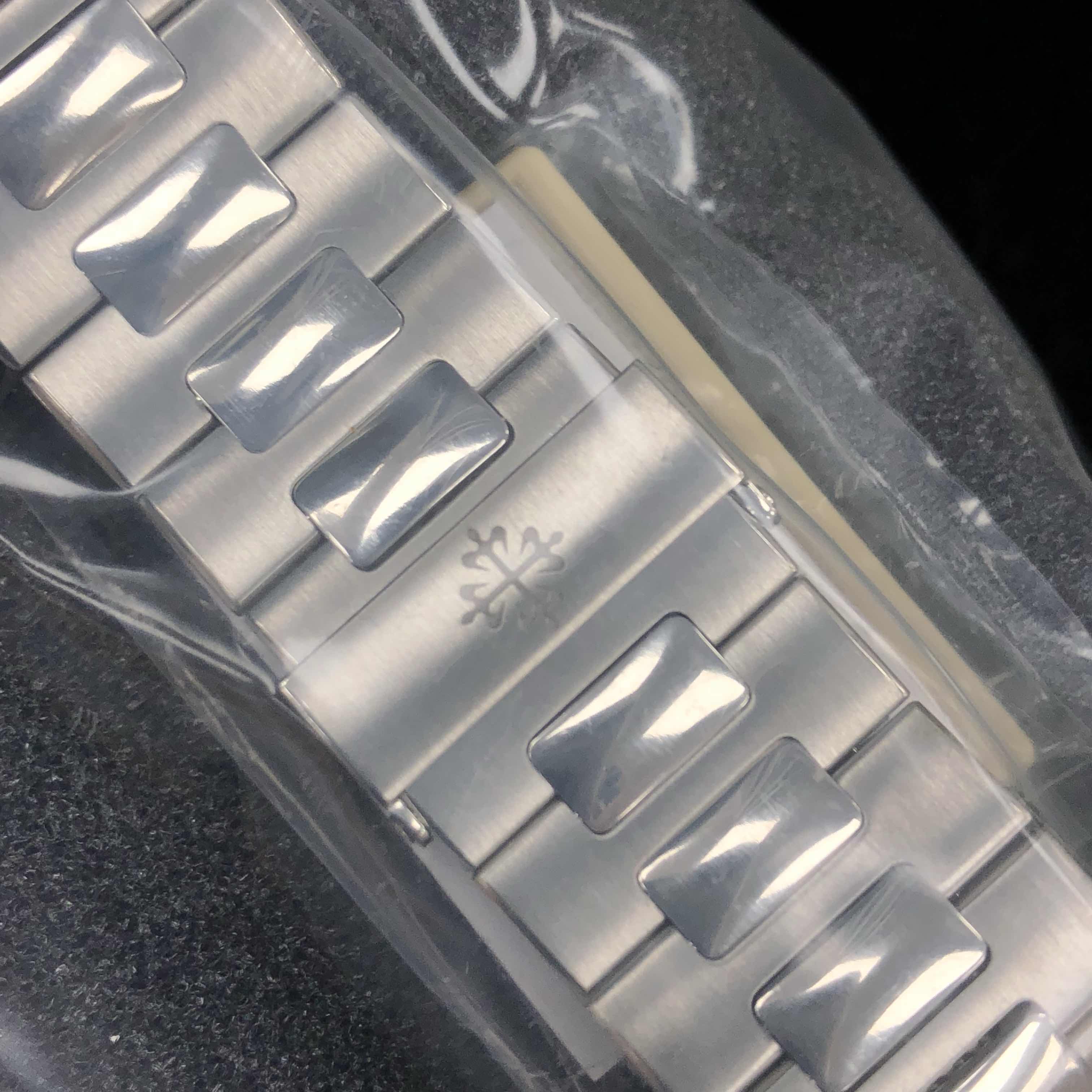 Patek Philippe 5711/112P-010  8