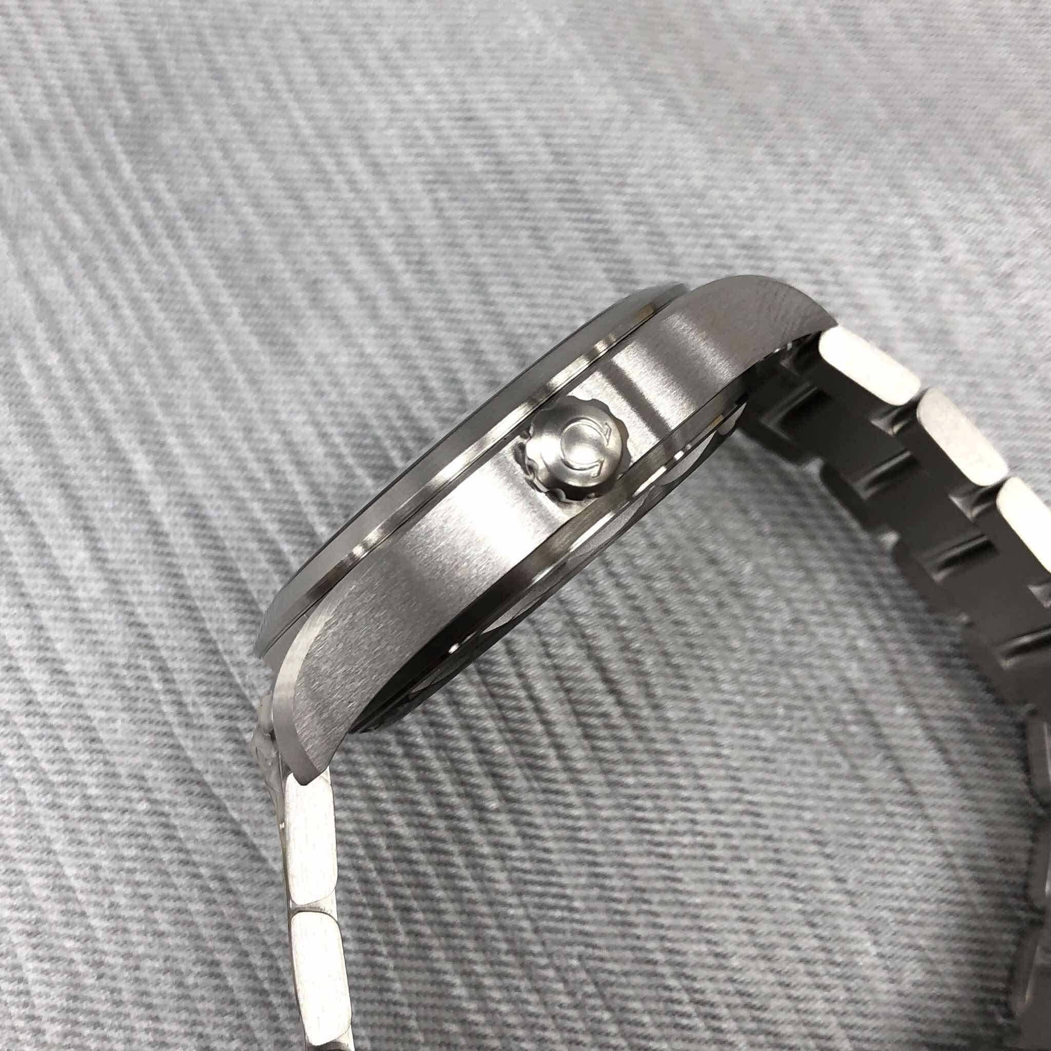 Omega 220.10.40.20.01.001 8