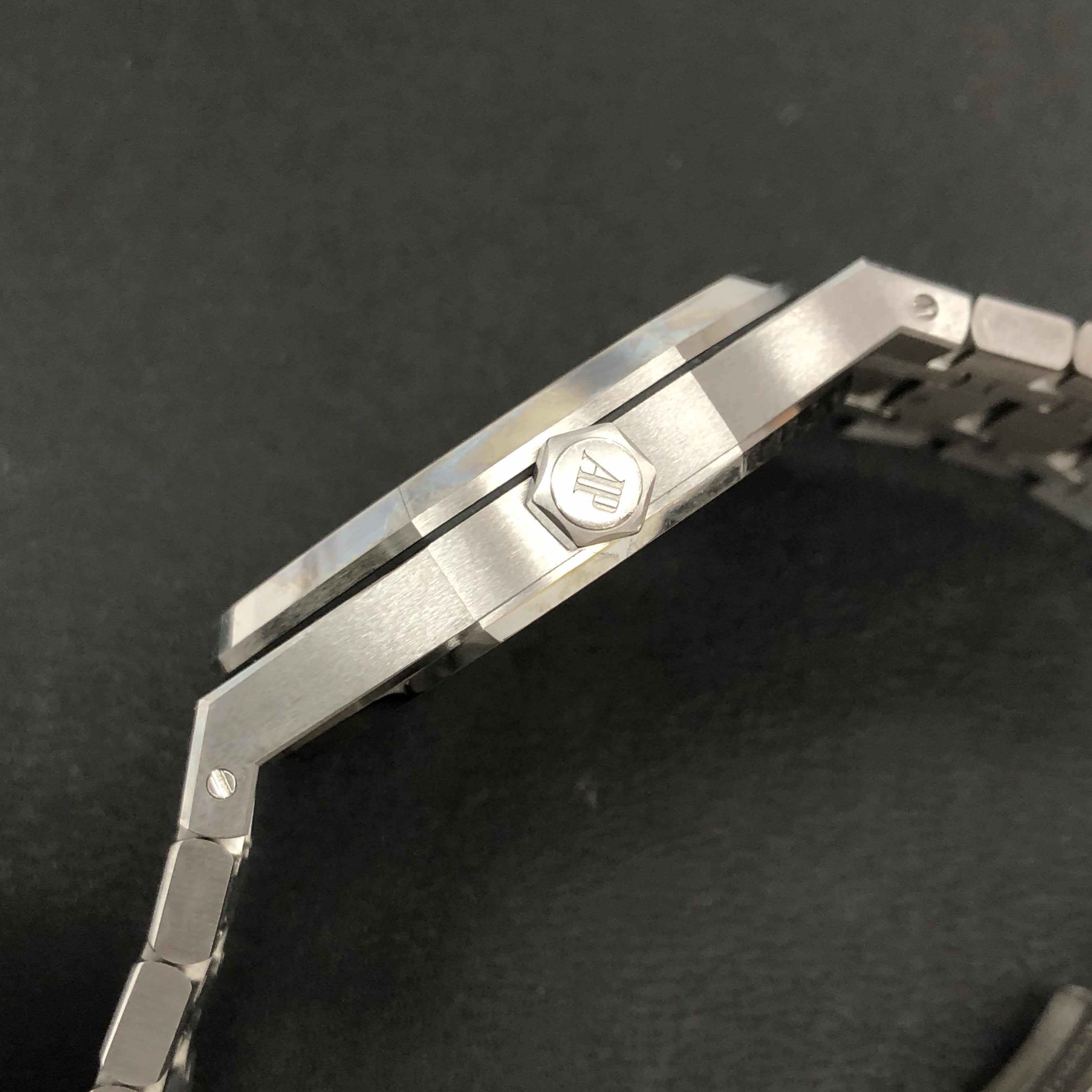 Audemars Piguet 15400ST.OO.1220ST.04 8