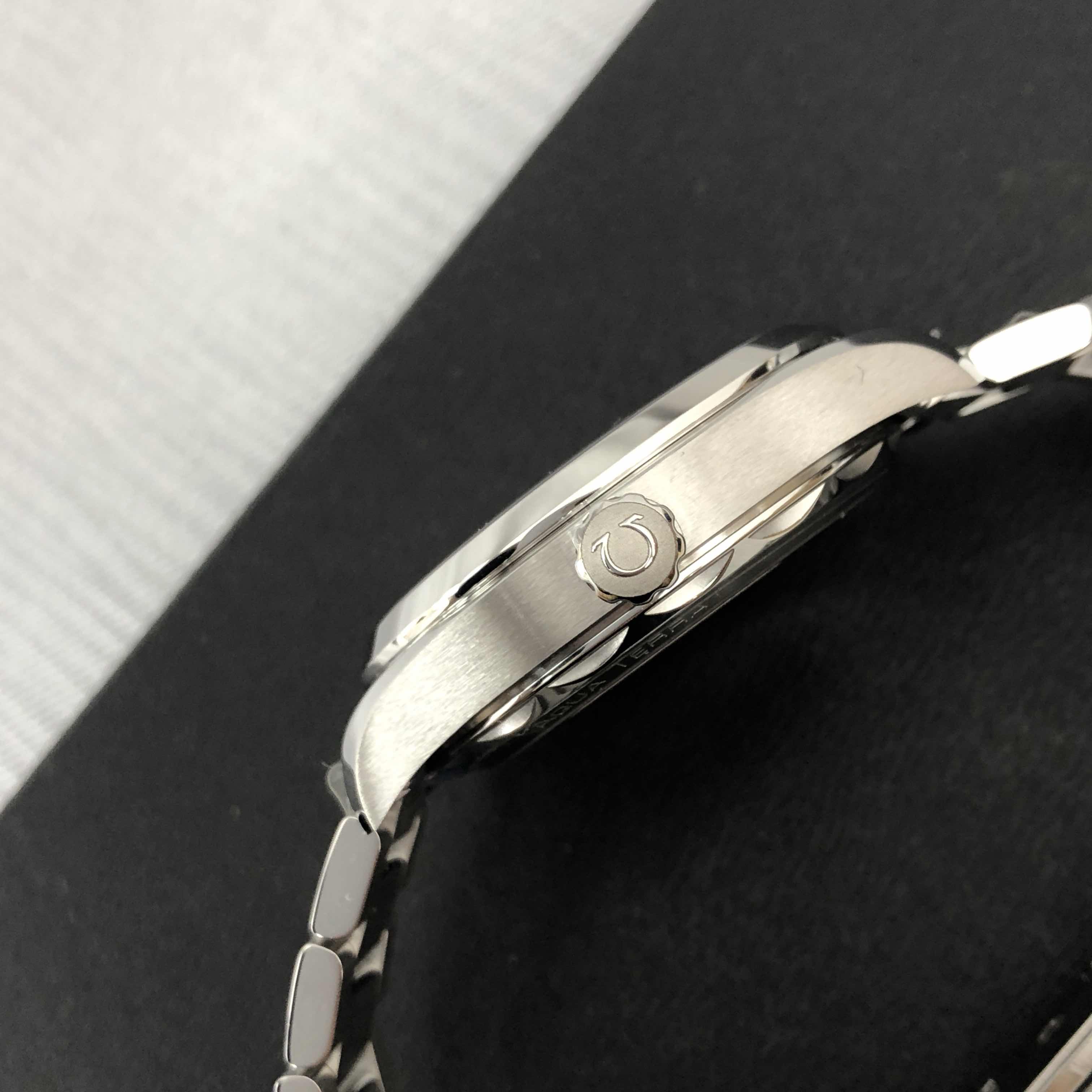 Omega 220.10.41.21.03.002 8