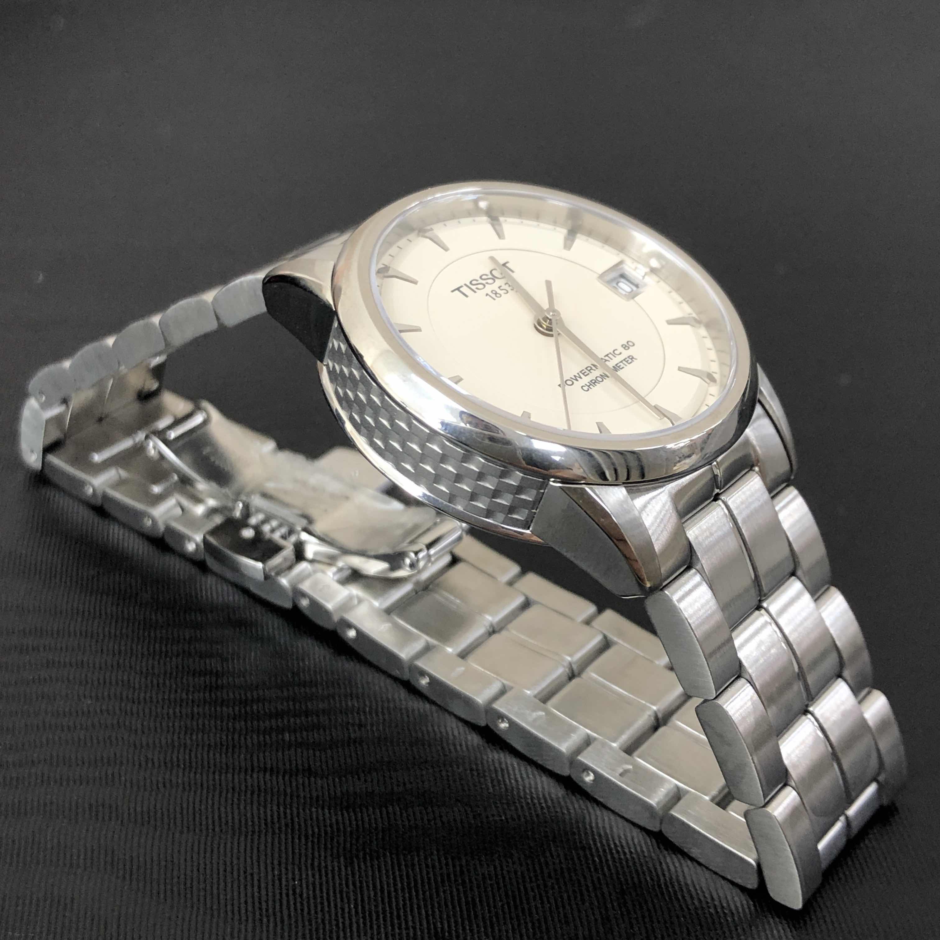 Tissot T086.208.11.261.00  8