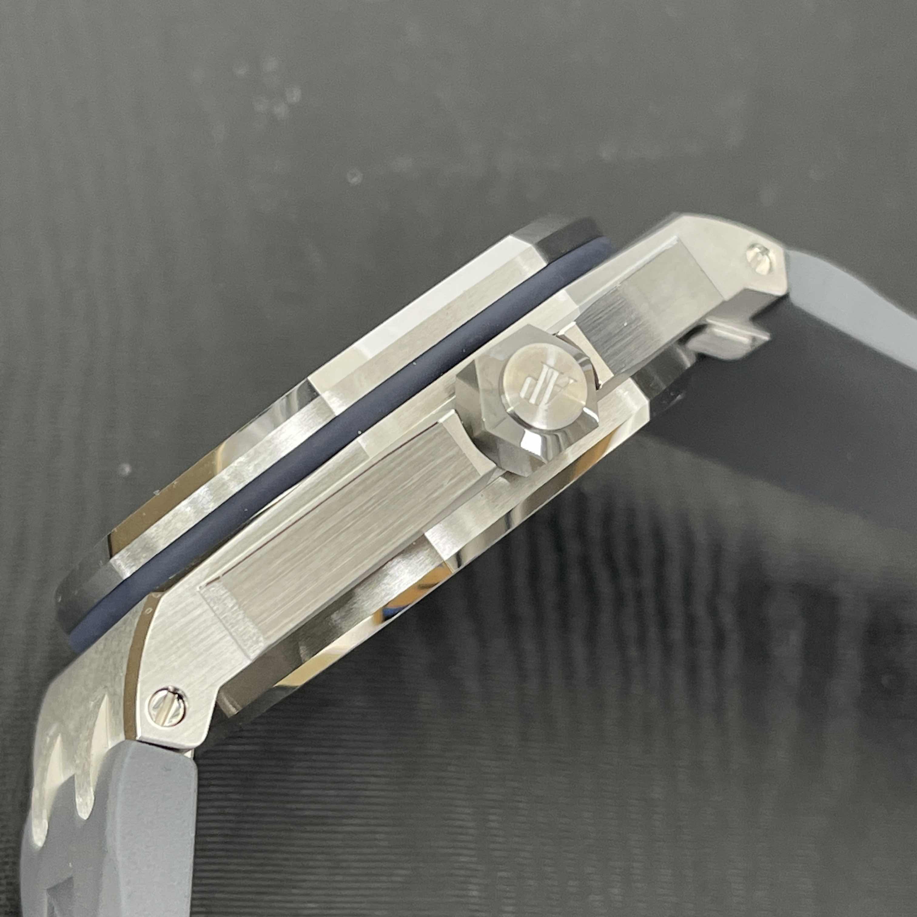 Audemars Piguet 15720ST.OO.A009CA.01 8